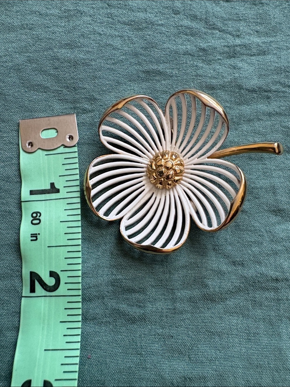 Monet White and Gold Enamel Flower Brooch - Picture 13 of 13